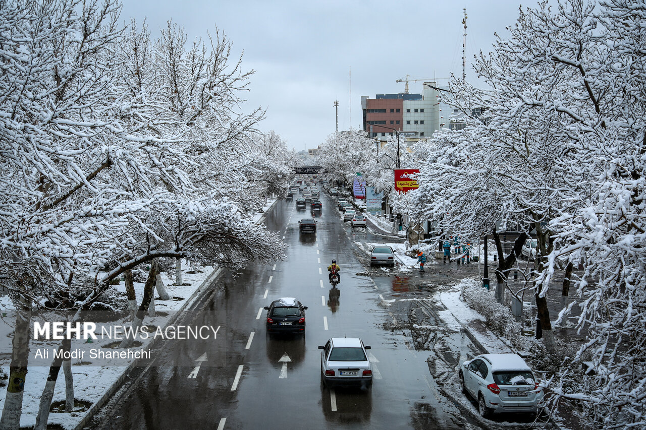 آغاز بارش برف در برخی شهرهای گیلان؛ هشدار نارنجی تا فردا صادر شده است آغاز بارش برف در برخی شهرهای گیلان؛ هشدار نارنجی تا فردا صادر شده است