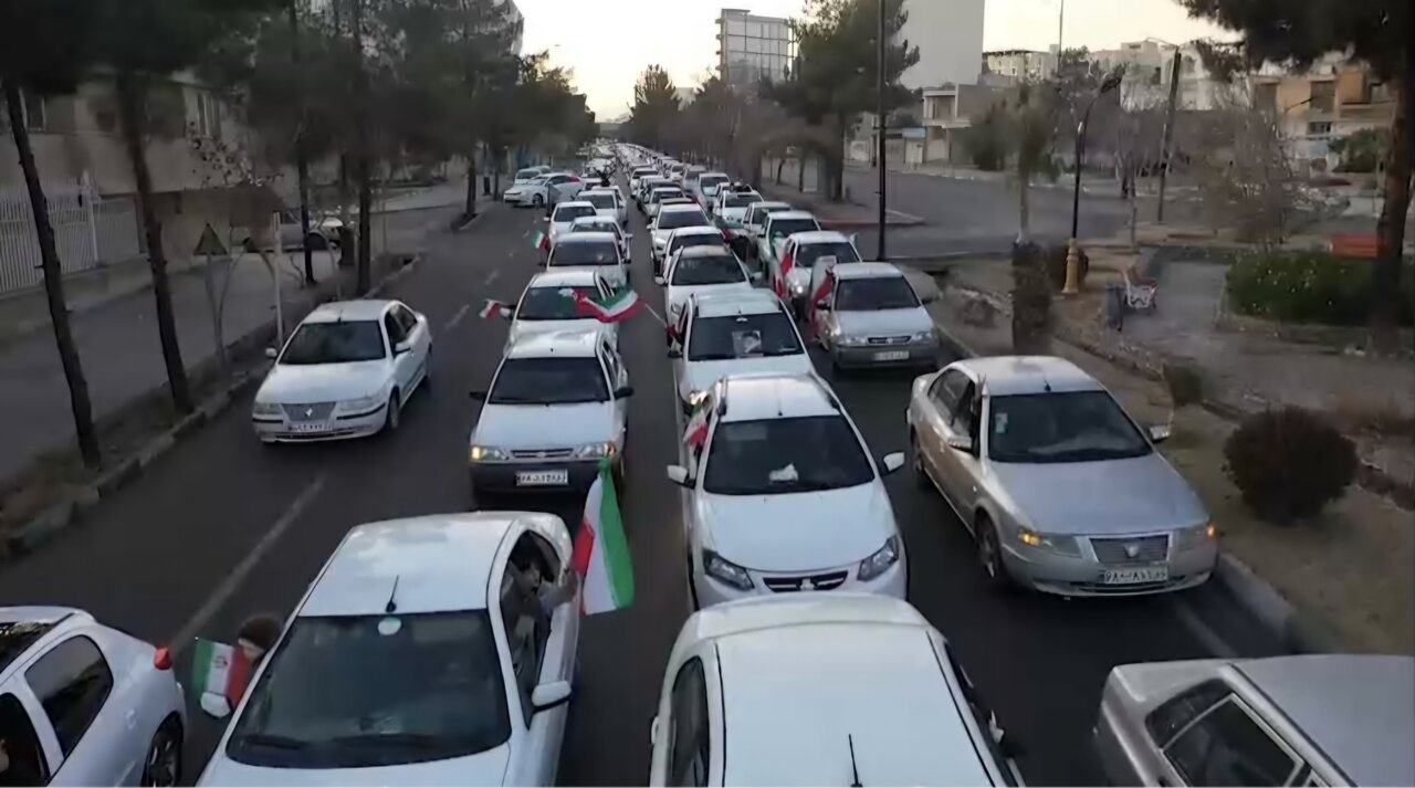نمایش شکوه و اقتدار خودرویی مردم ولایی سمنان نمایش شکوه و اقتدار خودرویی مردم ولایی سمنان