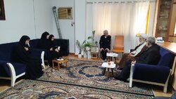 دیدار نماینده ولی فقیه در گیلان با خانواده ۲ شهید مدافع وطن در رشت