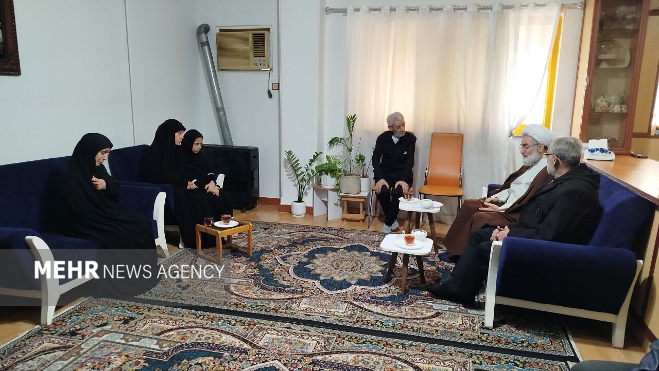 دیدار نماینده ولی فقیه در گیلان با خانواده ۲ شهید مدافع وطن در رشت