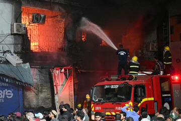 At least 6 killed in Pakistan as fire rips through Karachi
