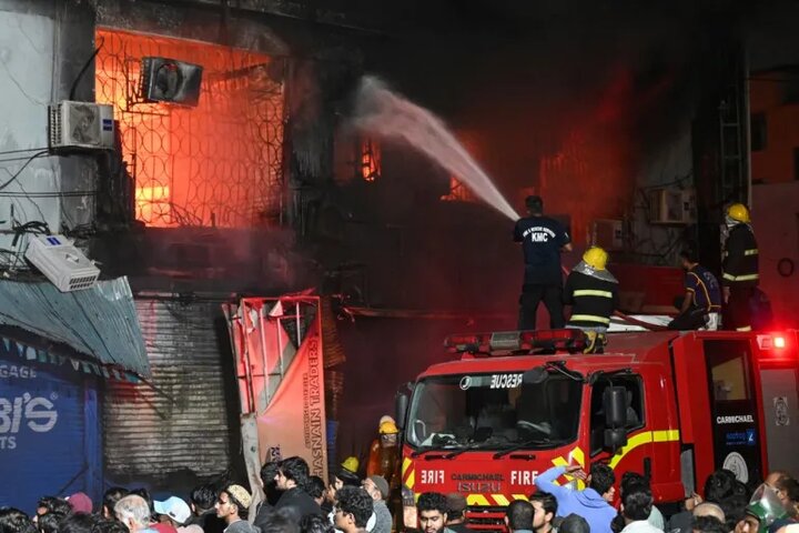 At least 6 killed in Pakistan as fire rips through Karachi
