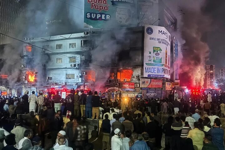 باكستان: ارتفاع عدد ضحايا حريق مركز تجاري في كراتشي إلى 11 ومفقودون بالعشرات