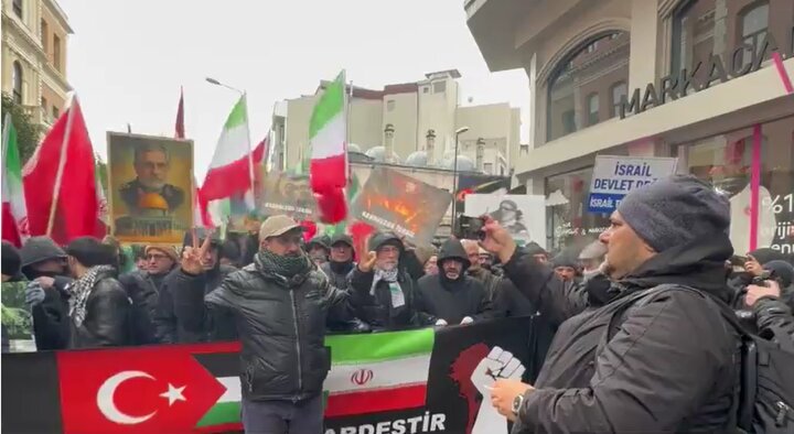 وقفة أمام القنصلية الإيرانية في إسطنبول رفضا للتهديدات الأمريكية