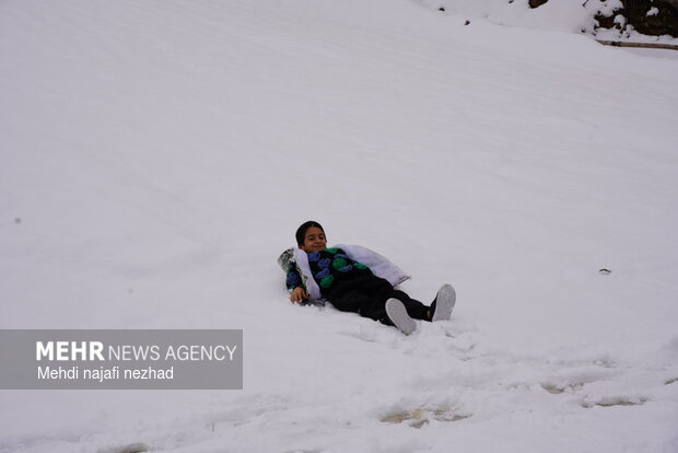 حال و هوای برفی شهر دنا