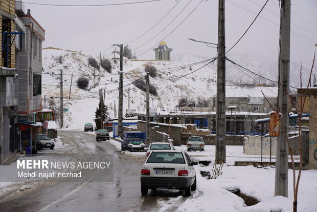 حال و هوای برفی شهر دنا