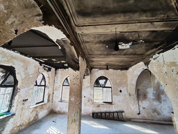 آشوبگران ساختمان ۳ آستان مقدس امامزادگان را در ساری آتش زدند