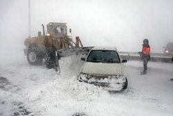 تلاش راهداران برای بازگشایی جاده اردبیل - آستارا