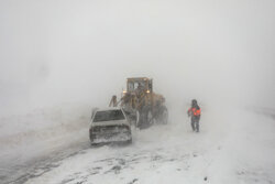 تلاش راهداران در محورهای برفی لرستان