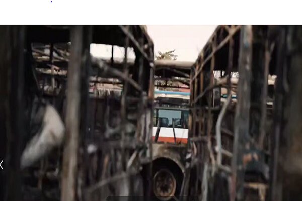 هددوني بسكين وأمروني أن أقول: حرق الحافلات من فعل قوات الباسيج والقوات الخاصة