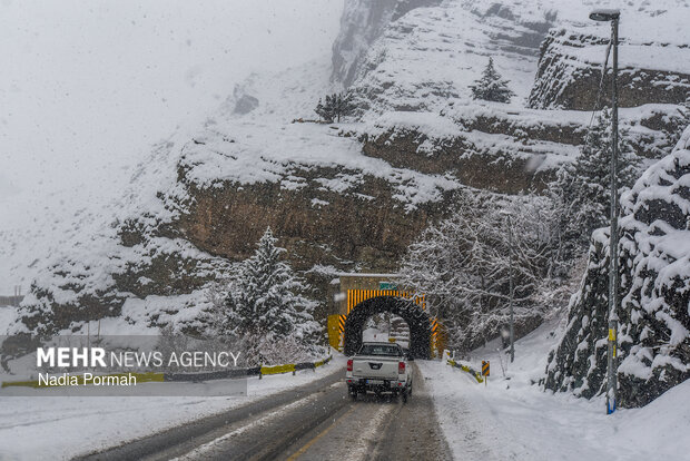 انسداد گردنه «گله بادوش» و «فرسش» لرستان در پی بارش برف انسداد گردنه «گله بادوش» و «فرسش» لرستان در پی بارش برف