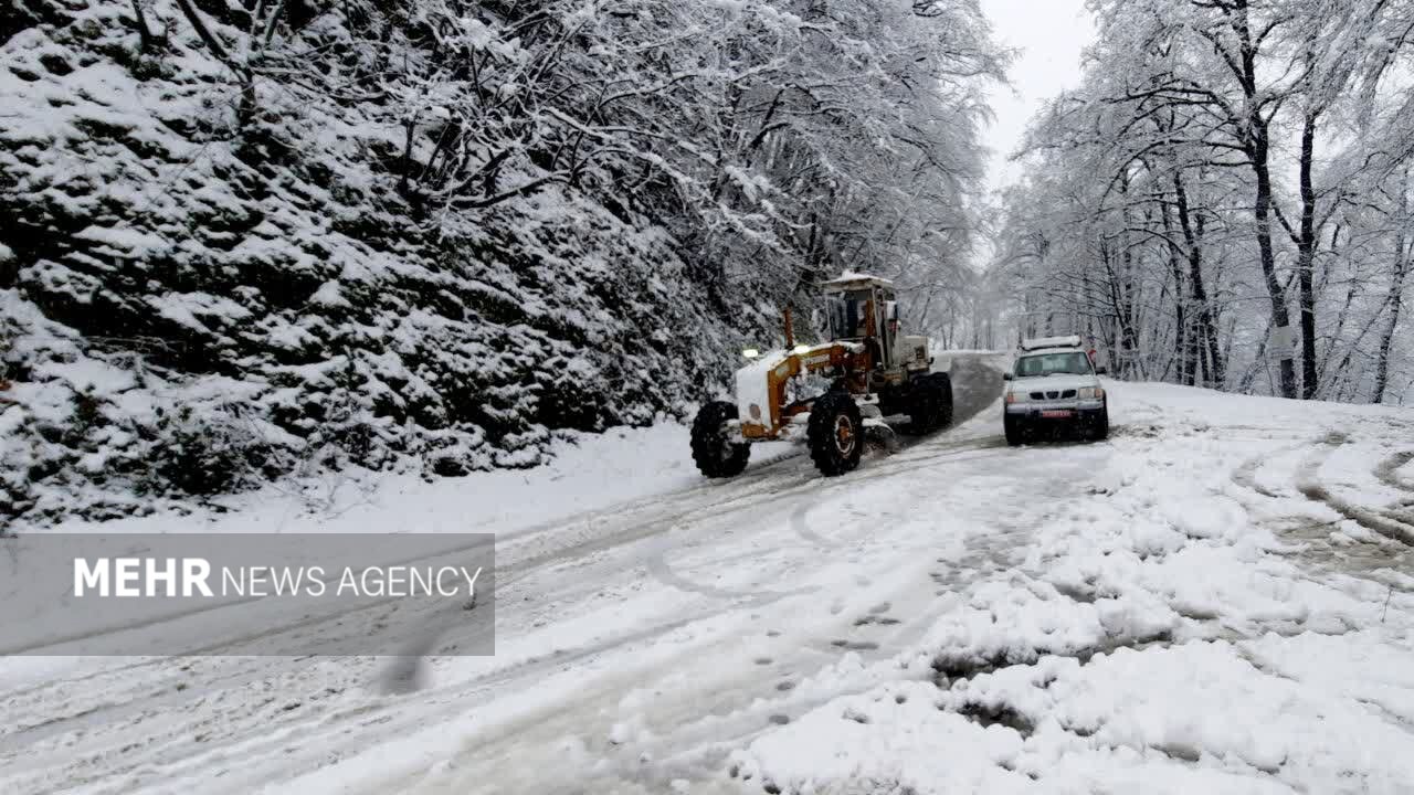 بارش برف سنگین در محور اسالم-خلخال؛ تردد با زنجیرچرخ امکان‌پذیر است