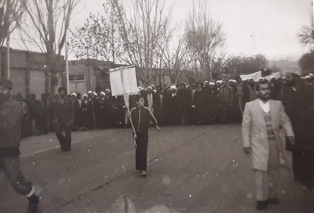 قیام تاریخی مردم قوچان در پایین کشیدن نماد سلطنت در دی ماه ۵۷