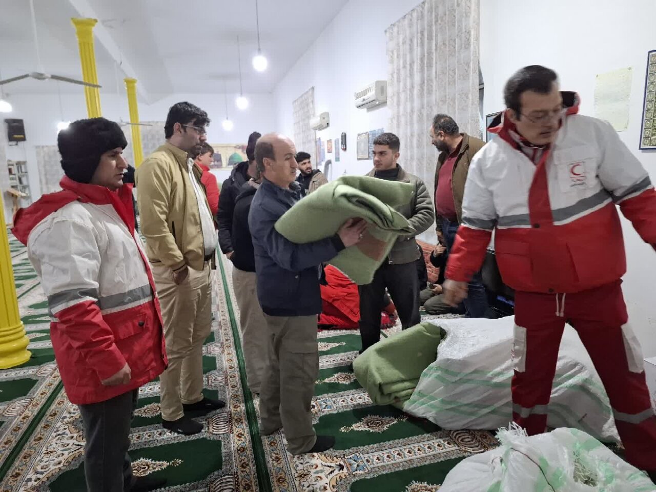 حیدرزاده: مسافران گرفتار برف در آستارا اسکان اضطراری یافتند