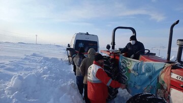 نجات بانوی بیمار روستای یورک مراغه پس از ۶ ساعت تلاش در کولاک و برف
