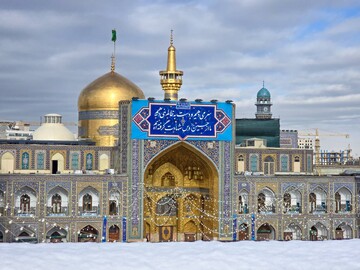 نصب کتیبه‌های ولادت امام حسین(ع) در حرم مطهر ثامن الائمه(ع)