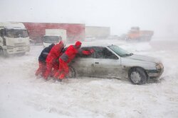 امدادرسانی به خودروهای گرفتار در گردنه برفی امین‌الله بجنورد
