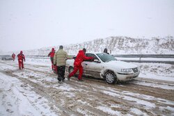 هلال‌احمر مازندران به ۱۸۰۰ نفر در محورهای برف‌گیر امدادرسانی کرد