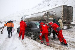 ۲۰۰ نفر گرفتار برف و کولاک در محور میامی - کالپوش امداد رسانی شدند