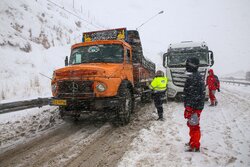 امدادرسانی راهداران شیروان به تریلی گرفتار در برف محور فاروج-شیروان