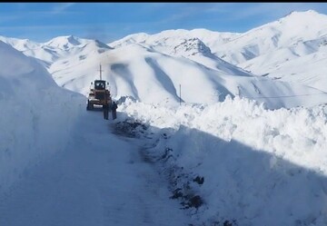 بارش ۳.۵ متری برف در راه‌های روستاهای دیواندره و برفروبی راهداران