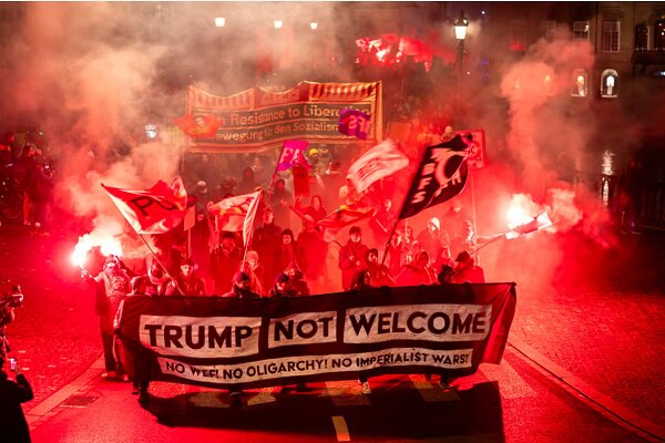 معترضان به سفر «ترامپ» به سوئیس، پرچم آمریکا را آتش زدند معترضان به سفر «ترامپ» به سوئیس، پرچم آمریکا را آتش زدند