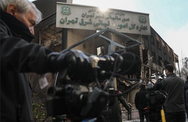 Yabancı gazeteciler isyancılar tarafından tahrip edilen kamu mallarını ziyaret etti