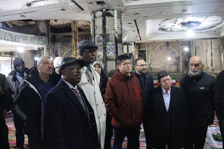 دبلوماسيون أجانب يتفقدون مناطق متضررة من جراء أعمال الشغب الأخيرة في طهران