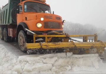 امدادرسانی راهداران شهرستان زرندیه به خودروهای گرفتار در برف
