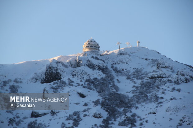 حریر سفید برف بر تن حیران