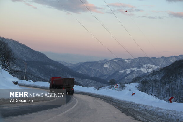 حریر سفید برف بر تن حیران