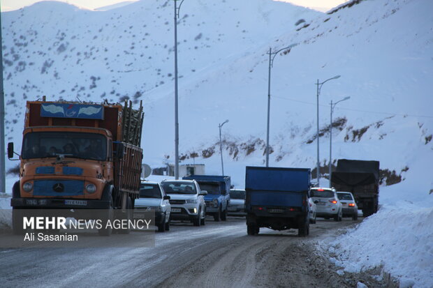 حریر سفید برف بر تن حیران
