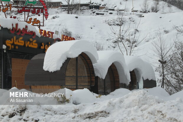 حریر سفید برف بر تن حیران