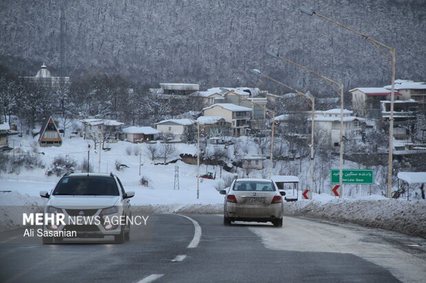 حریر سفید برف بر تن حیران
