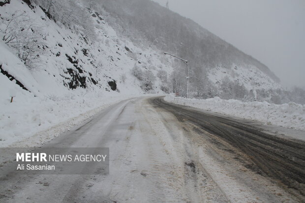 حریر سفید برف بر تن حیران