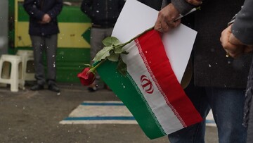 تجدید عهد با شهید مدافع امنیت قاسم عزیزی با شاخه‌های گل و پرچم مقدس