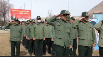 اهتزاز پرچم متبرک در میدان امام‌حسین(ع) شهرکرد