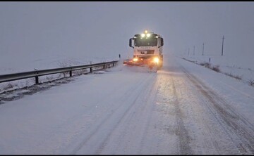 عملیات برف‌روبی و نمک‌پاشی کنار گذر چنگیز قلعه در بیجار