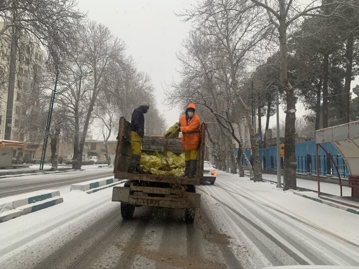 آمادهباش ۷۵۰ نیرو برای یخزدایی و برفروبی معابر همدان آمادهباش ۷۵۰ نیرو برای یخزدایی و برفروبی معابر همدان