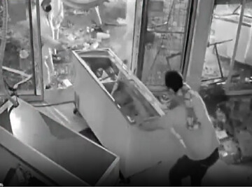 مقطع مصور يظهر عمليات السلب والنهب والخريب أثناء أعمال الشغب الأخيرة