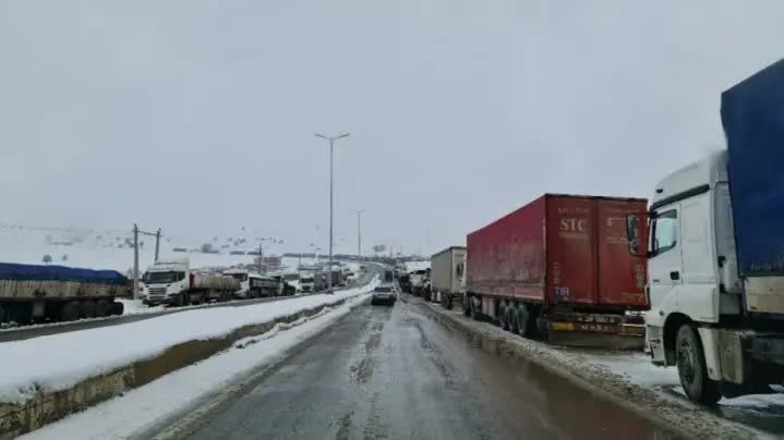 جاده یاسوج-چرام مسدود است؛ تردد در محورهای کوهستانی فقط با زنجیر چرخ جاده یاسوج-چرام مسدود است؛ تردد در محورهای کوهستانی فقط با زنجیر چرخ