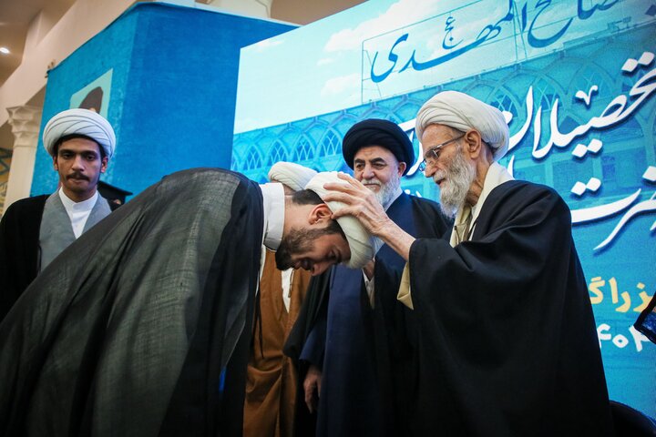 آیین عمامه گذاری طلاب جوان در آستان مسجد جمکران برگزار شد آیین عمامه گذاری طلاب جوان در آستان مسجد جمکران برگزار شد