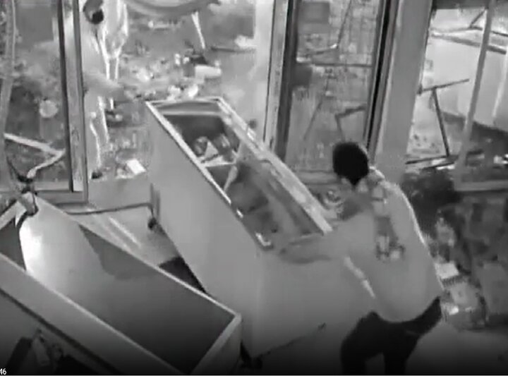 مقطع مصور يظهر عمليات السلب والنهب والخريب أثناء أعمال الشغب الأخيرة