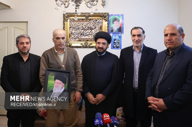حضور نمایندگان رهبر معظم انقلاب در منازل تعدادی از جانبازان حضور نمایندگان رهبر معظم انقلاب در منازل تعدادی از جانبازان