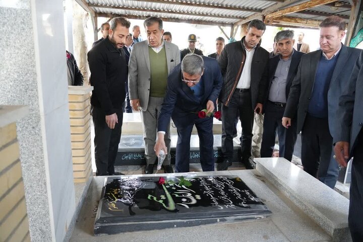 غبارروبی گلزار شهدای پلدختر با حضور استاندار لرستان غبارروبی گلزار شهدای پلدختر با حضور استاندار لرستان