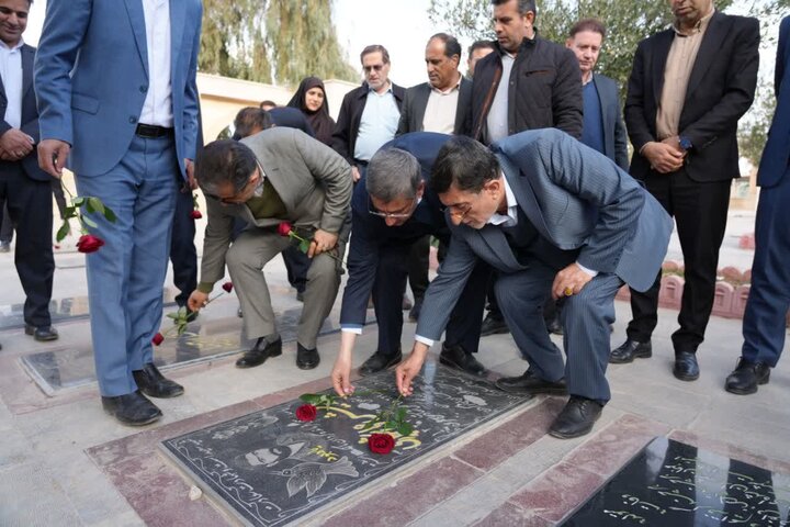 غبارروبی گلزار شهدای پلدختر با حضور استاندار لرستان