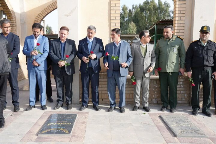 غبارروبی گلزار شهدای پلدختر با حضور استاندار لرستان