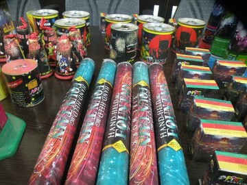 کشف فشفشه‌های خارجی قاچاق از یک خودرو در هرمزگان