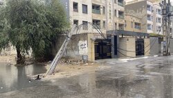سقوط تیر چراغ برق و تخریب یک منزل در اهواز