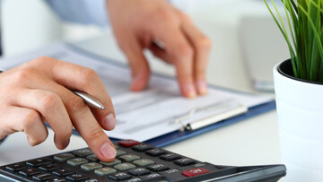 پرداخت پاداش و اضافه‌کار به کارمندان دولت مبتنی بر عملکرد می‌شود